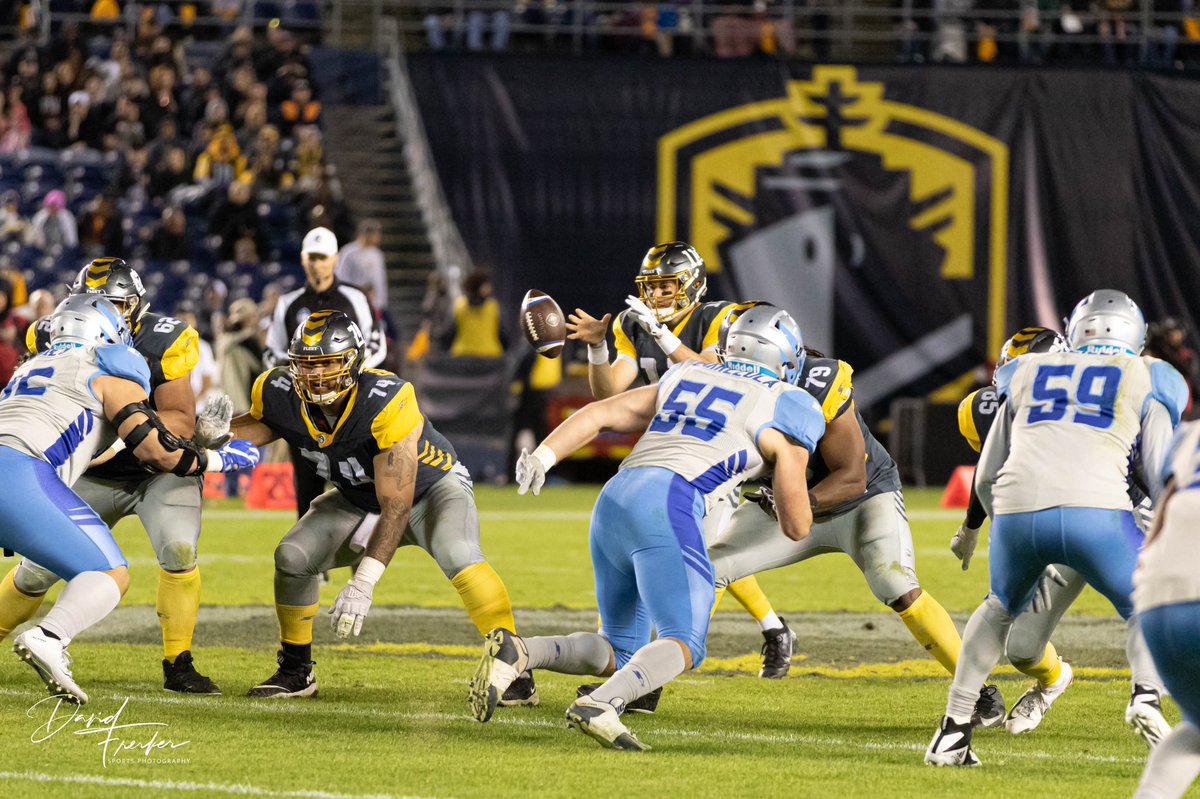 DavidFrerker's tweet image. I miss photographing the @AAFFleet and the @TheAAF. From the athletes, fans and photographers. I made a ton of friends and made a ton of memories. Will always remember Jack Murphy Stadium as the home of the San Diego Fleet. #SDFleet #AAF #SanDiegoFootball