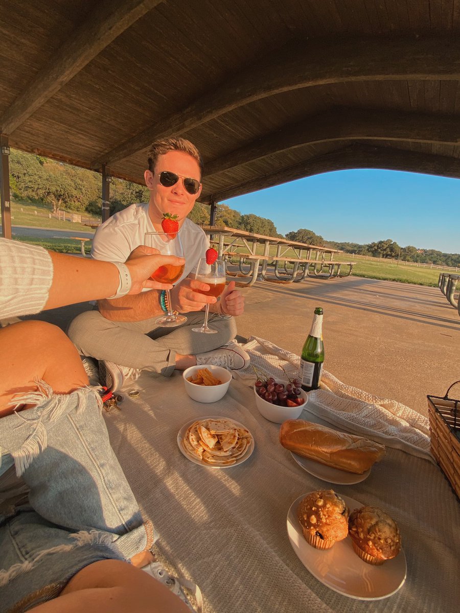 baileehorne_'s tweet photo. picnic date 🦋🥂💓 https://t.co/MaEpykTpA0