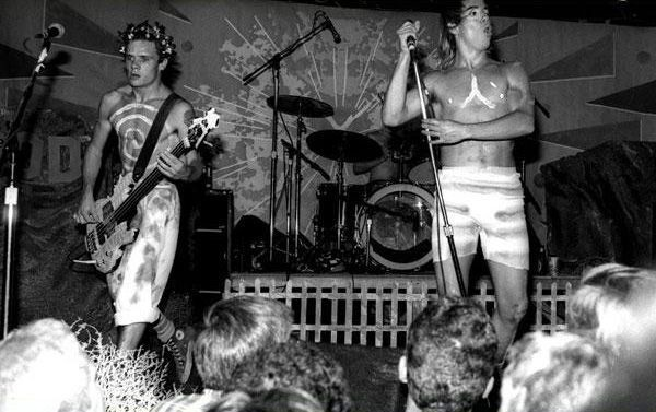 Luego de algún otro proyecto aislado llegó Tony Flow and the Miraculously Majestic Masters of Mayhem quienes por suerte terminaron cambiando su nombre por uno un poco más fácil, Red Hot Chili Peppers.Desde ahí para adelante creo que sabemos todo.