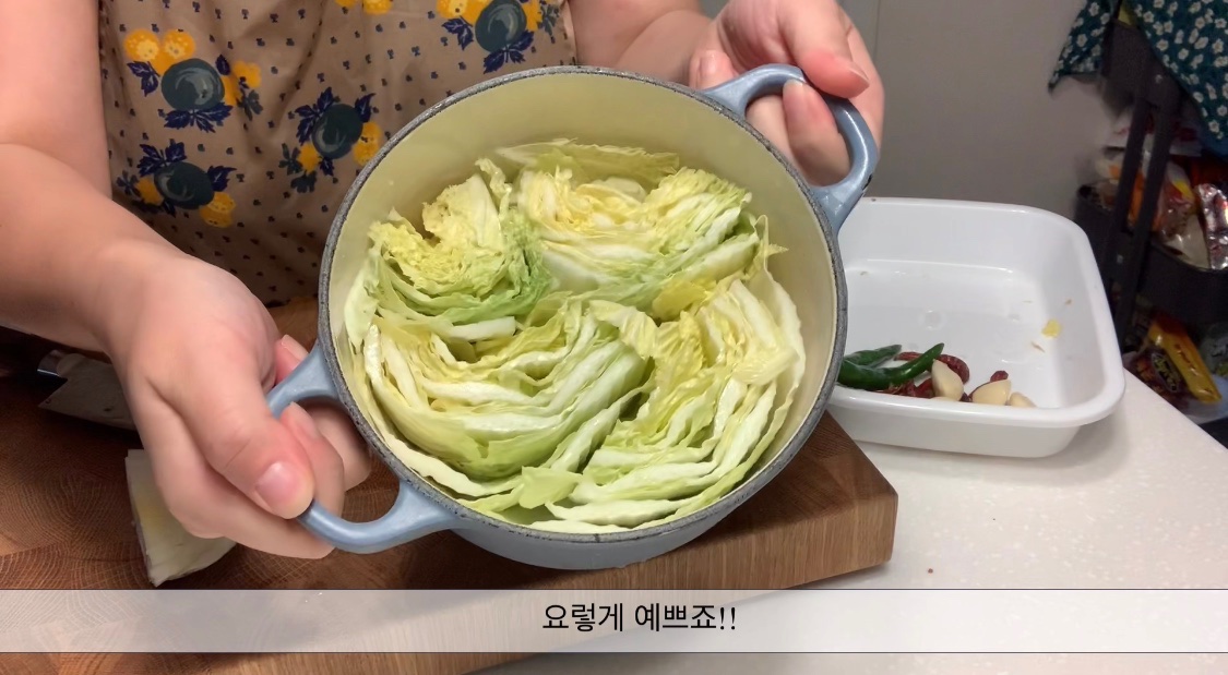 ageha47's tweet image. 배추찜을 냄비에 한 번에 넣고 무척 쉽게 만드는 법을 생각했어요!! 이름하여 밀푀유 배추찜!! 비건 하시는 분들께 완전 괜찮은 메뉴!! 저는 고춧가루 대신 베트남 고추로 매운맛을 냈는데 이게 엄청 깔끔한 맛이 나거든요!! 주말 메뉴로 도전!! 진짜 맛있! youtu.be/xmmk-5hT34w