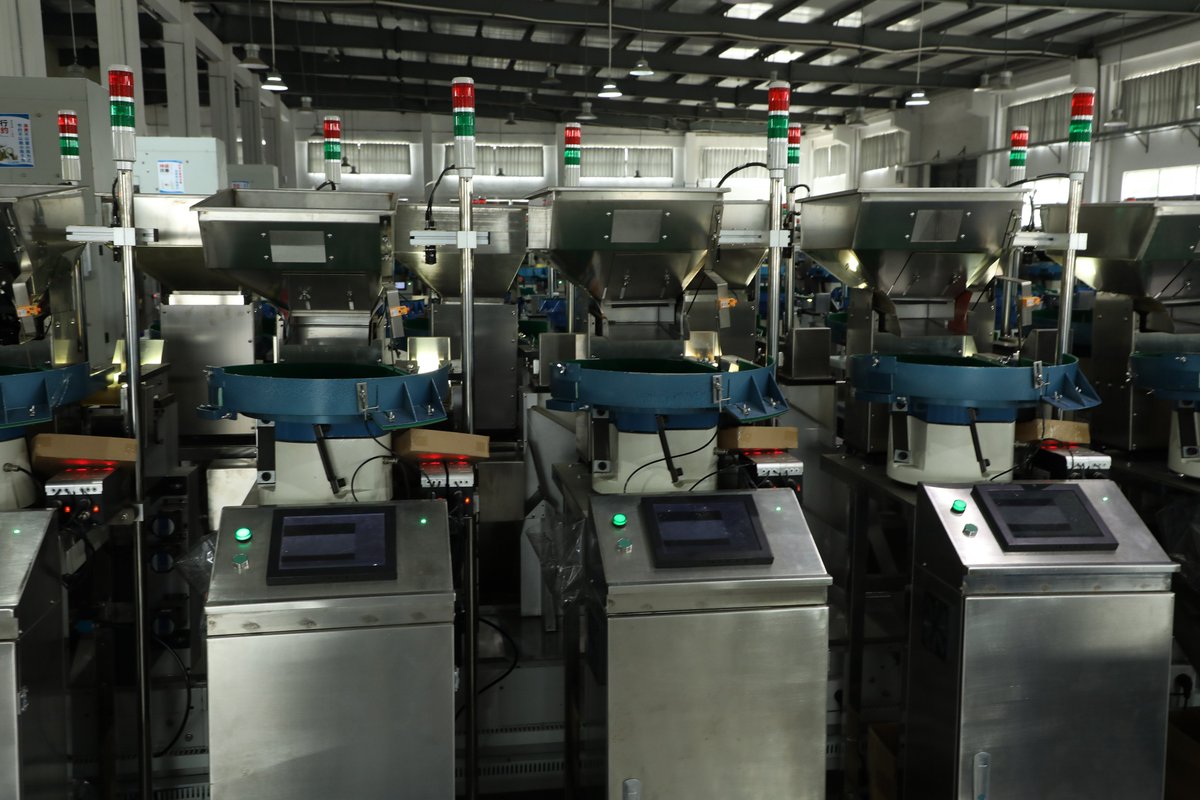 DOUBLEE_CaDA's tweet photo. Automated sorting machines at CaDA Bricks factory. Fully automated lines with camera system for better quality check. #cadabricks #cada #legolike #manufacturers #toys https://t.co/Ac7ut5yvLe