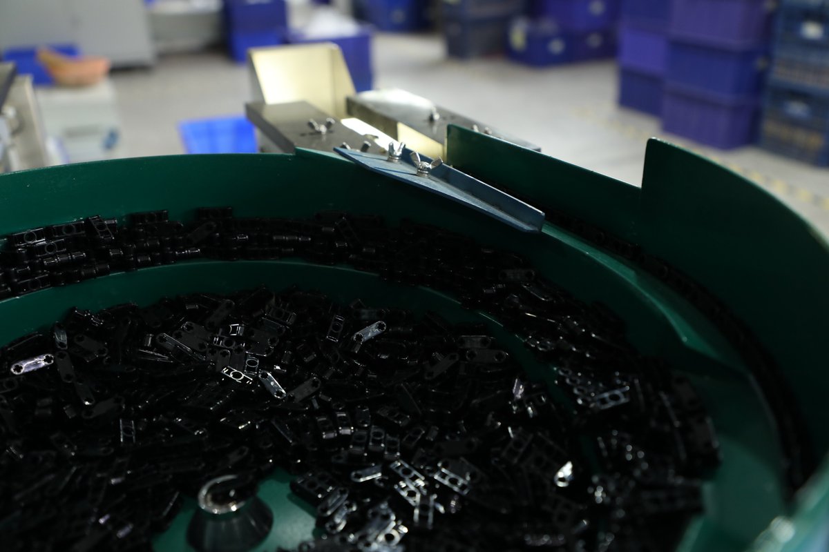 DOUBLEE_CaDA's tweet photo. Automated sorting machines at CaDA Bricks factory. Fully automated lines with camera system for better quality check. #cadabricks #cada #legolike #manufacturers #toys https://t.co/Ac7ut5yvLe