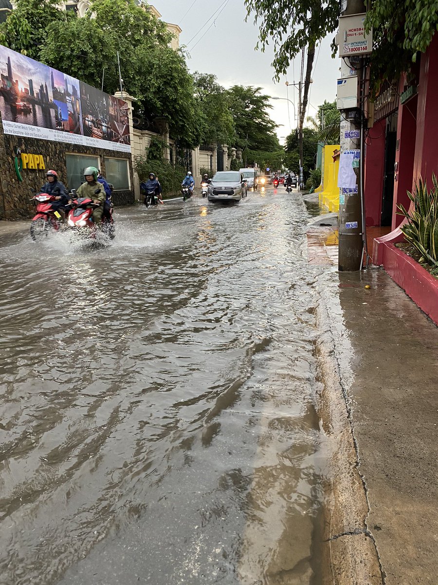 vnshocker's tweet image. 普段バイクで移動してるのですが、この時期は大雨の中でバイク運転しないとな時もあるのですが、雨での運転で何が辛いかというと、激しく濡れる事よりも眼鏡が雨の滴で前が非常に見えづらくなって運転が危険な事です！
