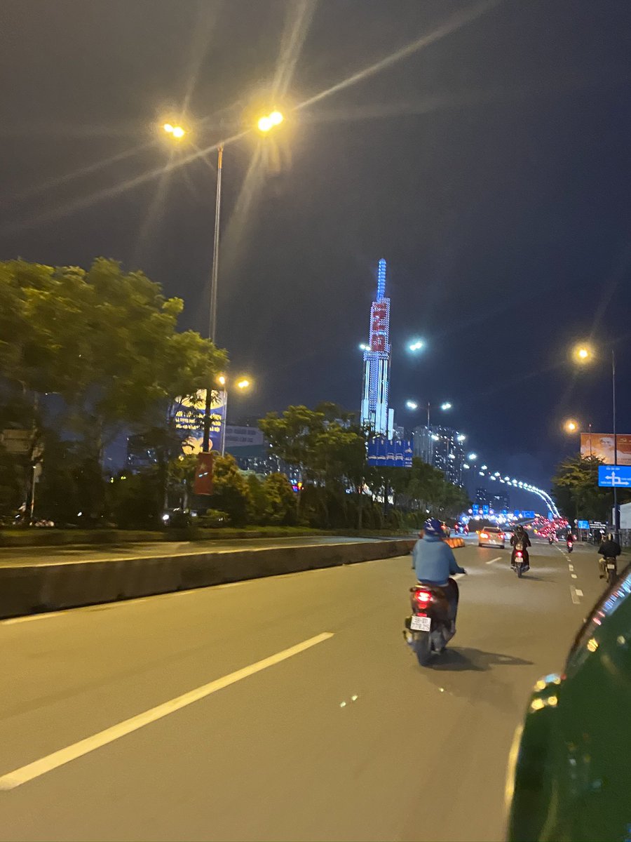 vnshocker's tweet image. 普段バイクで移動してるのですが、この時期は大雨の中でバイク運転しないとな時もあるのですが、雨での運転で何が辛いかというと、激しく濡れる事よりも眼鏡が雨の滴で前が非常に見えづらくなって運転が危険な事です！