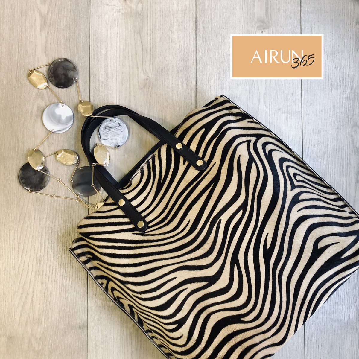 TocadosAirun's tweet photo. Sábados cargados de #animalprint , #flúor y mucho color... Arriba ese ánimo!!!.
.
. 
#airun365 #otoñoinvierno #coleteros #cinturones  #collares #pulseras #pendientes #bolsos #complementos #mascarillas https://t.co/kpiorojpx4