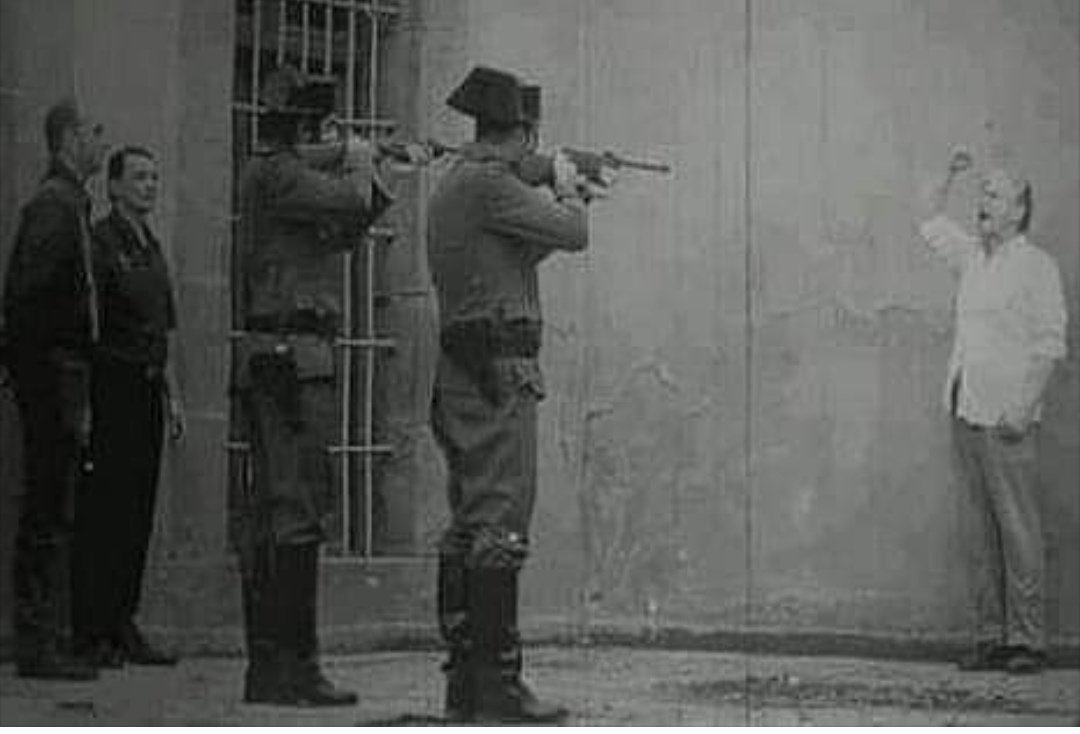 حكاية صورة:

الصورة للحظة إعدام 

الشاعر الاسباني
فريدريكو جارسيا لوركا

بينما يقف أمام البنادق بلا خوف مرددا تلك الأبيات

ماريانا:
ما الإنسان دون حرية يامريانا
قولي لي
كيف استطيع أن أحبك إن لم أكن حراً
كيف اهبكِ قلبي إن لم يكن ملكي؟.