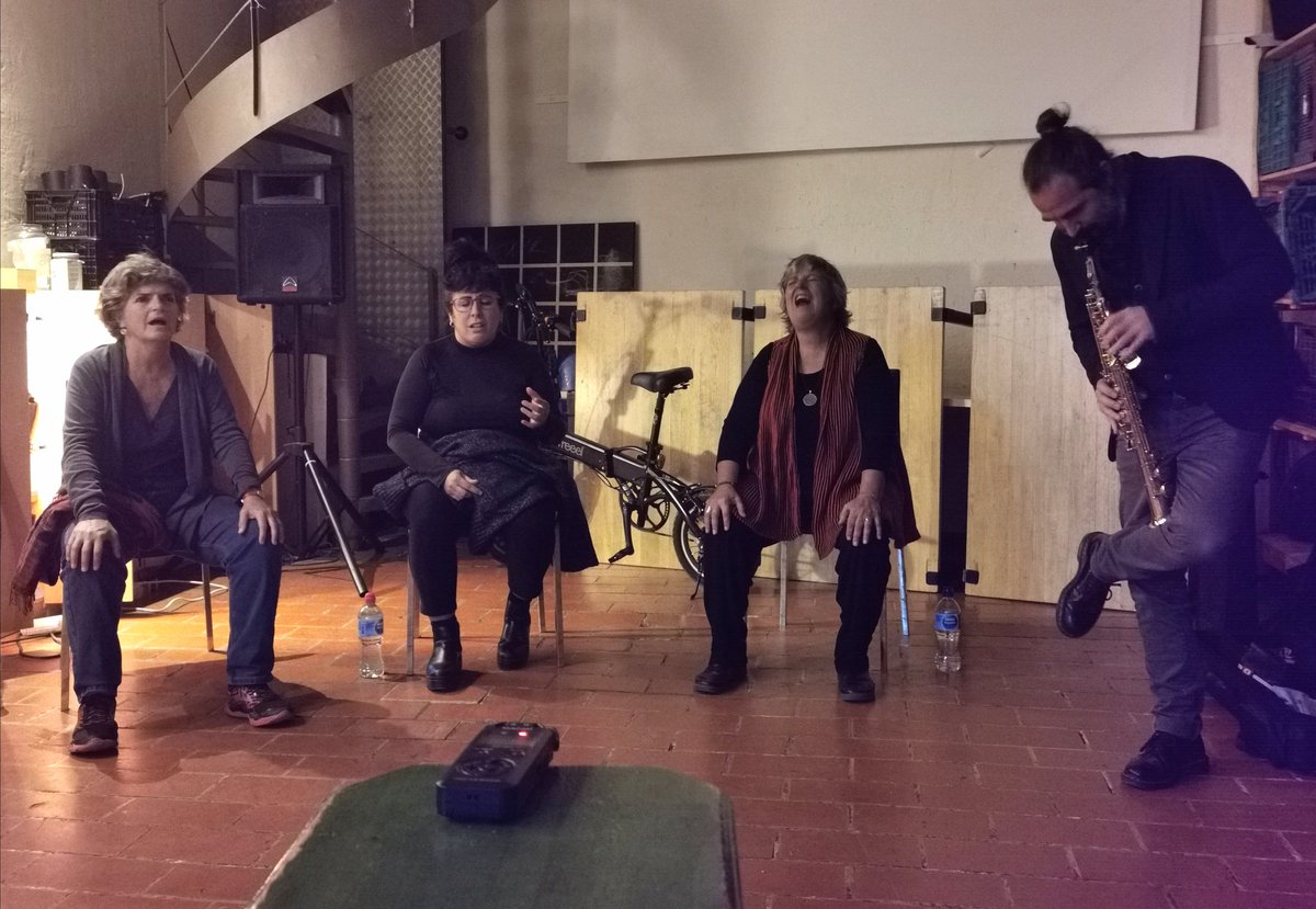 Ahir, segon #cuinacultura del mes. Pell de gallina amb les veus d'Anna Subirana, Mariona Sagarra i Celeste Alías, acompanyades de Tom Chant. Tot en ple directe, sense ni tan sols micros... L'Ateneu resonava potència!

➡️ El cicle continúa cada divendres d'octubre a les 20h.