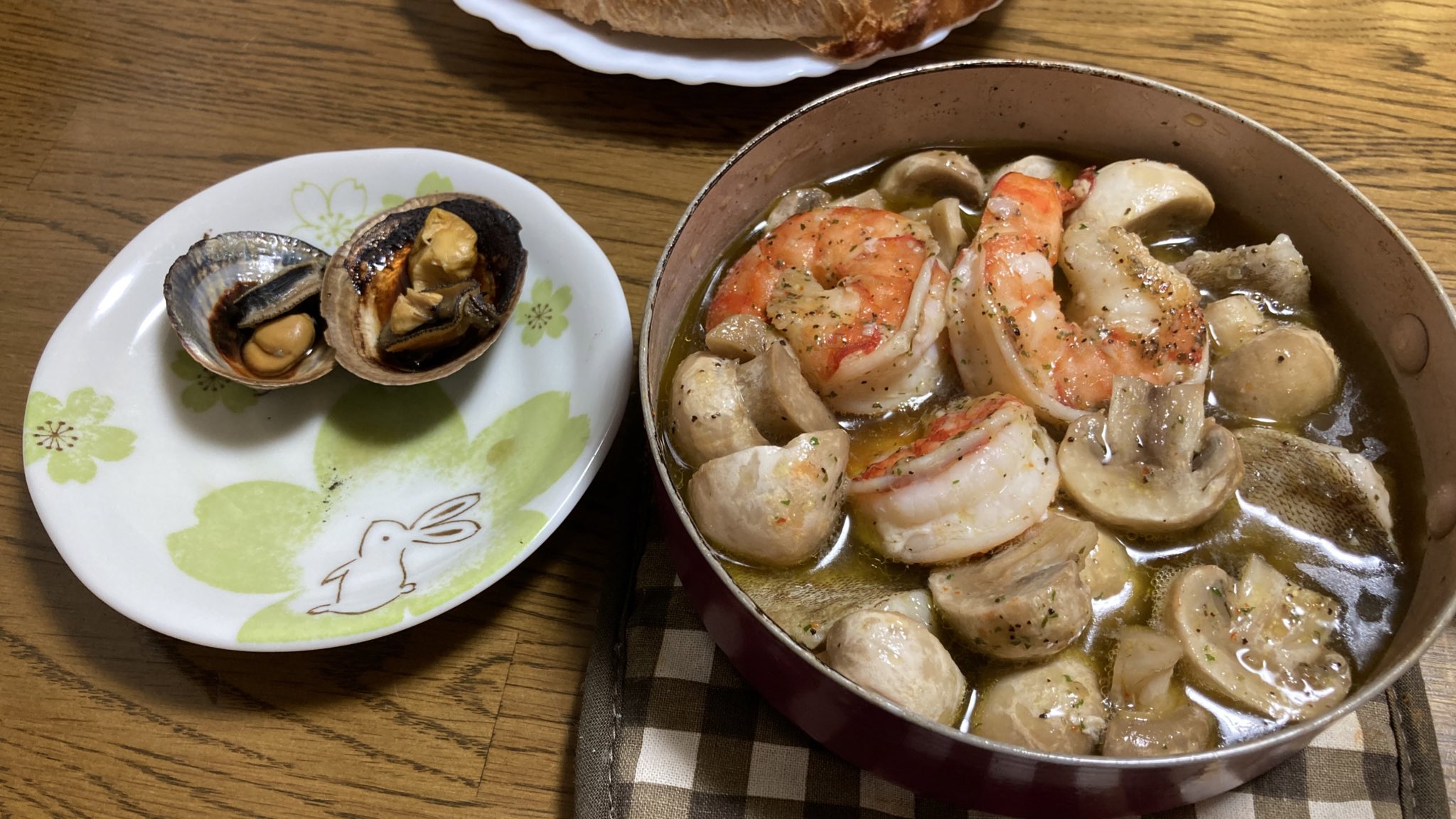 投竿翁なまずちゃん おひる マツバガイのグリル焼き ガシラとマツバガイのアヒージョ エビとキノコも自前で用意してみたいなあ