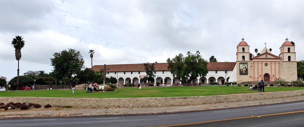 tinyocean_rving's tweet photo. Biked through #SantaBarbara today. Beside the fact that the city isn't super bike friendly, it was great seeing the Spanish style houses, churches, and missions. #RVTrip9 #RVingUS https://t.co/haxOzaLq1T