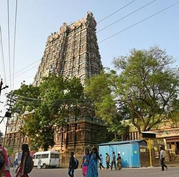 Madurai Meenakshi Amman Temple - Historic Ezhu kadal, the arena of 64 divine sports (Tiruvilayadal) of Lord Siva (Siva Puranam). In 1980 Dravidian Govt razed down Ezhukadal Temple Tank, built shopping complex. Lets free our temples from anti Hindu thugs. thehindu.com/news/cities/Ma…