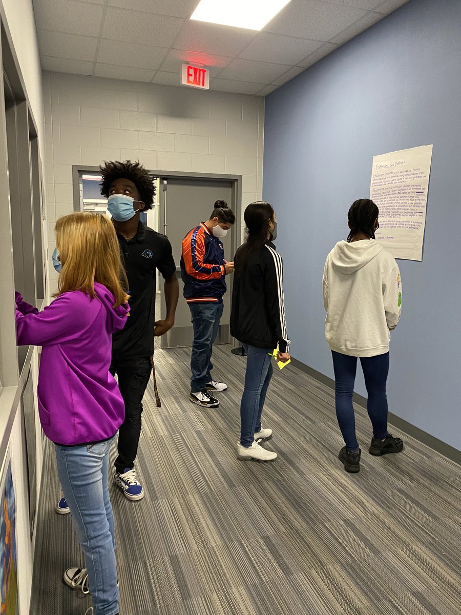 Profe_Wong's tweet photo. Warm up: KVA & F2F gave constructive feedback on group mock e-mails written yday.
•KVA typed their suggestions on google slide where they had written their email.
•F2F wrote comments on post-its.
Same activity just done differently!Somos #katyisdlote #blendedclasses https://t.co/6BQeFDlxNE