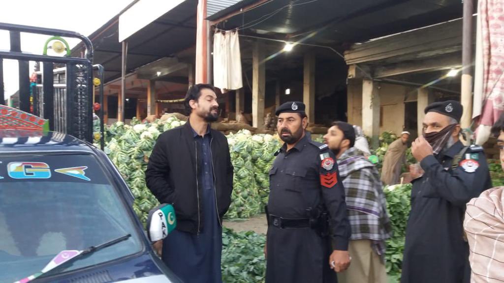 dcbajaur's tweet photo. Today early morning, fruit and vegitable market inspection at Khar Bajaur. 
09 of the middle men were arrested for black marketing and non compliance of Auction rules and procedures. https://t.co/n30CzuLGUI