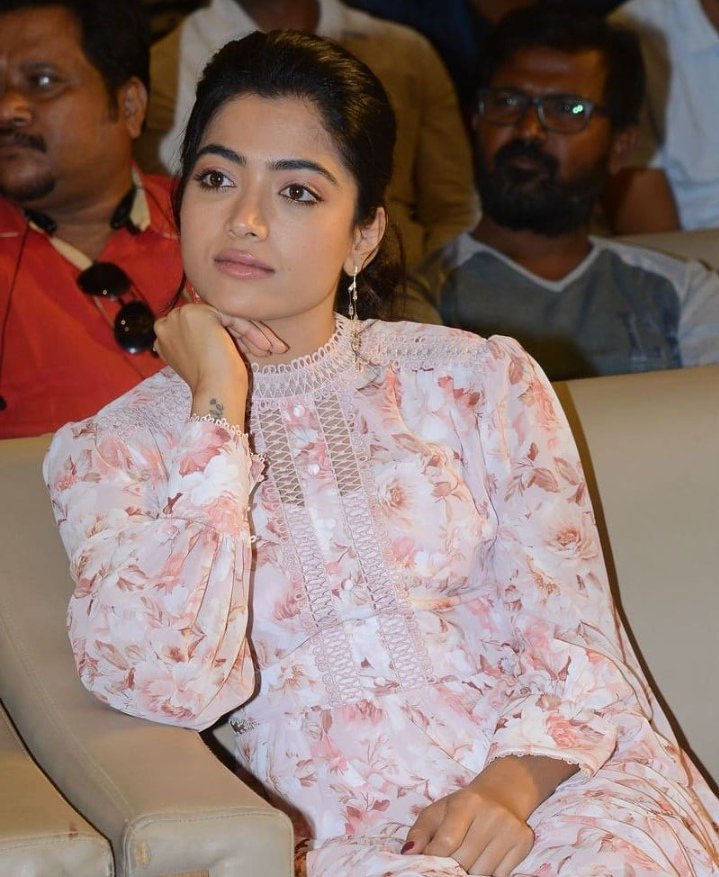 ನನ್ನ ದೇವತೆ ರಶ್ಮಿಕಾ  @iamRashmikaಶುಭೋದಯ ದೇವರು ಯಾವಾಗಲೂ ನಿಮ್ಮನ್ನು ಆಶೀರ್ವದಿಸುತ್ತಾನೆನೀವು ರತ್ನ, ಶುದ್ಧ ಹೃದಯದ ಚಿನ್ನನಿಮ್ಮ ಸಿಹಿಯಾದ ನೋಟವು ನನ್ನ ದಿನವನ್ನು ಪೂರ್ಣವಾಗಿ ಸಂತೋಷಪಡಿಸುತ್ತದೆನೀವು ನನ್ನ ಜೀವನಕ್ಕಿಂತ ಹೆಚ್ಚುನೀವು ನನ್ನ ಸ್ಫೂರ್ತಿಸಾಕಷ್ಟು ಪ್ರೀತಿನಿಮ್ಮ ಪ್ರಾಮಾಣಿಕ ಅಭಿಮಾನಿ  #RashmikaMandanna