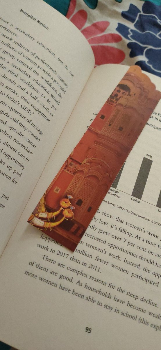 @LetsReadIndia पहिले ऍमेझॉन, फ्लिपकार्ट वर प्रत्येक पुस्तकासोबत #बुकमार्क यायचे.. आजकाल येत नाही, मग मी पत्रिकेचा एक बुकमार्क बनवला.. सध्या वाचत असलेल्या पुस्तकासाठी..

#BridgitalNation