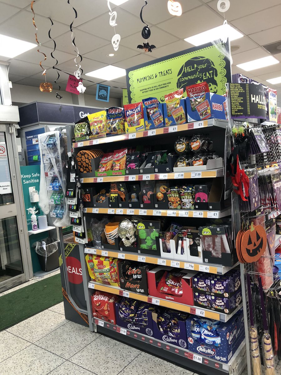 AMSmith86's tweet photo. St. John’s Rd has all you need for Halloween including the new pumpkin spice local gin 👻🎃@bmawilkinson @ConnorAtCoop @PaulGrove1988 @BenGrove90 https://t.co/kaYWK7tQte