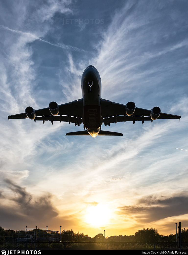 JetPhotos's tweet image. An Emirates A380 landing in London. jetphotos.com/photo/9894505 © Andy Fonseca