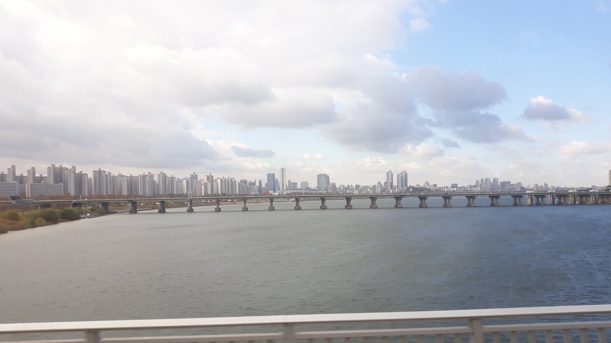 28. Seventh day, a much clearer day! Crossing the Han once more ... same as yesterday ... Olympic Bridge and Jamsil Bridge at each side