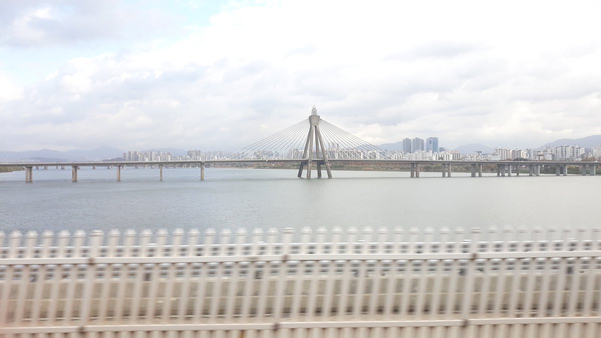 28. Seventh day, a much clearer day! Crossing the Han once more ... same as yesterday ... Olympic Bridge and Jamsil Bridge at each side