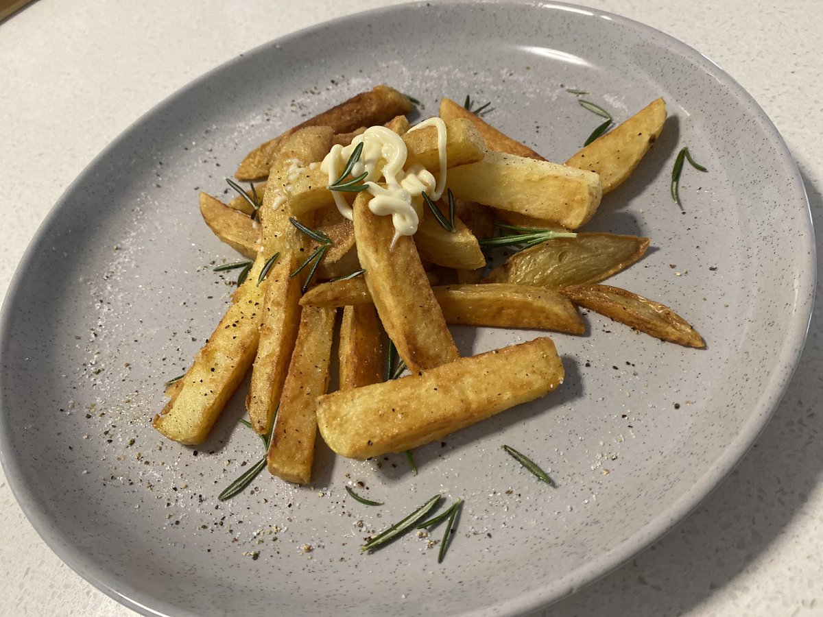 murrigellas's tweet photo. I just felt like some home-made hot chips, so I thought to myself, self, just make them....and I did! Topped with a bit of seasoning, fresh rosemary &amp; a touch of Cupie
#selftalk #crazyiknow #livingontheedge #wontspoilmydinner #MsLawson https://t.co/OBtcBSvMXp
