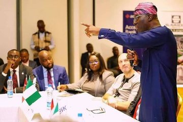 Emmylexxz's tweet photo. Meet Gov Sanwo Olu, D POINTER, I hope he point Bad boy Sinzu to the solution 

Until then, we will continue to demand for 
#EndSARS
#ReformTheNigeriaPolice https://t.co/lORVHgLMqK