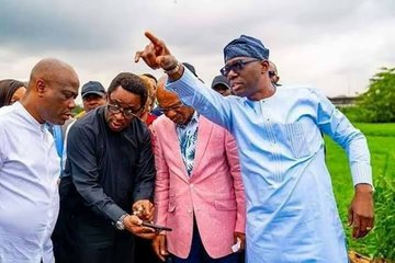 Emmylexxz's tweet photo. Meet Gov Sanwo Olu, D POINTER, I hope he point Bad boy Sinzu to the solution 

Until then, we will continue to demand for 
#EndSARS
#ReformTheNigeriaPolice https://t.co/lORVHgLMqK