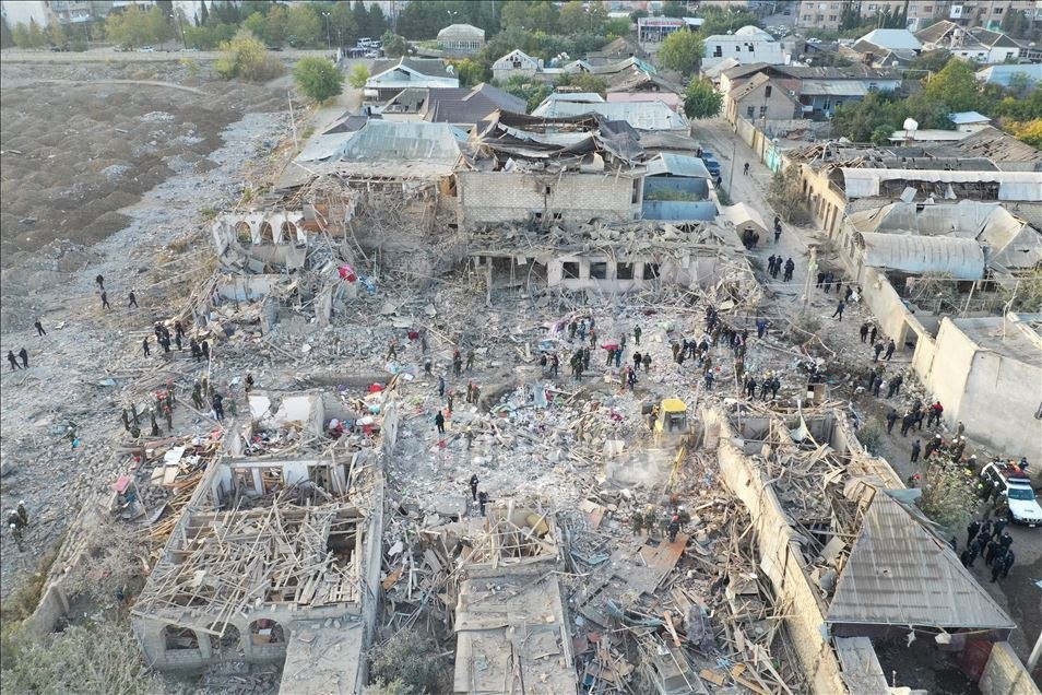 TheIntelLab's tweet photo. Morning pictures of the deadly strike aftermath on a residential area in #GanjaCity #Azerbajian where ballistic missiles are currently thought to have been used by #Armenia . Immense devastation. https://t.co/qyABKlEDeh
