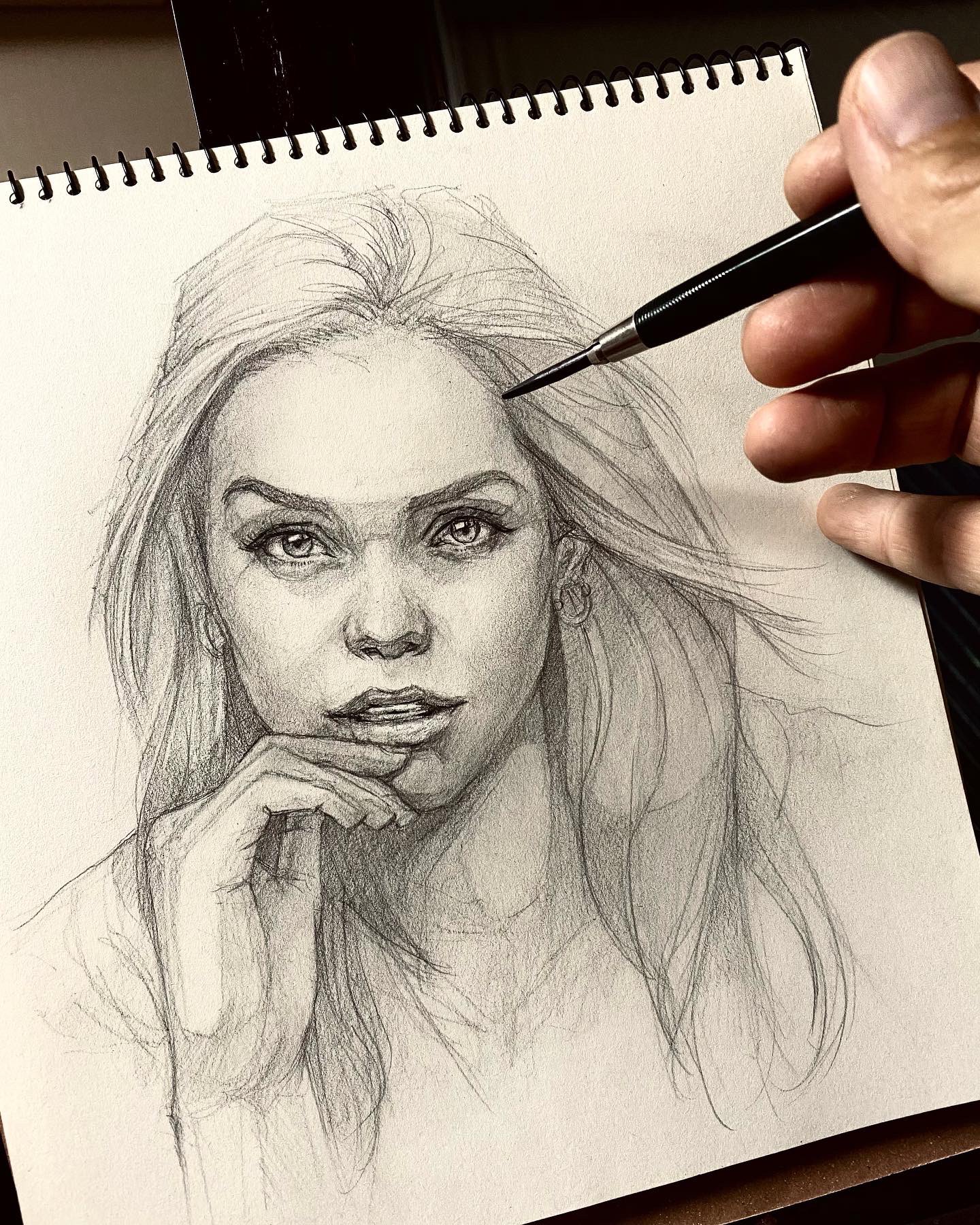 人物画 よっしー先輩 Yoshi この絵の描き方 解説つきの動画 を見てみたい っていう方はyoutubeをご覧くださいませ 上達の秘訣 デッサンは彫刻だ T Co Fqkqhozv1v Youtubeより ヨシメソ 人物