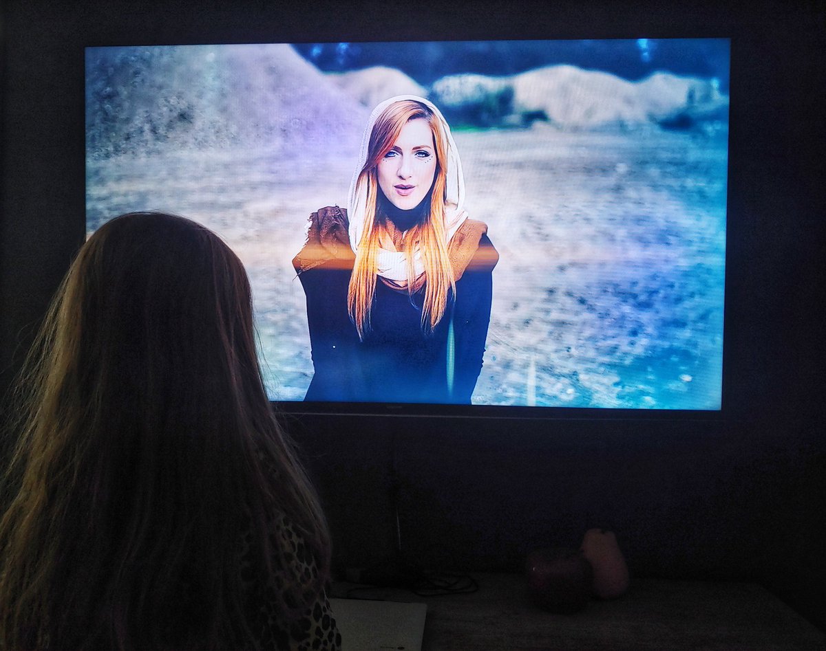 XxAgentChrisxX's tweet image. Wenn sich die Kids schon am frühen Morgen Lieder von @Lara_Loft ansehen wollen.

#laraloft #kidslife #family #mininerds