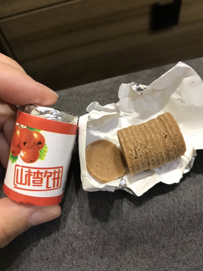 しょぼんたぬ子 今日は中国のお菓子を紹介 山药薄片 やまいもチップス 食感はとんがりコーンのチップ版 味付けは濃いめでとまらない味 山楂饼 サンザシもち 味はさくらんぼの酸っぱい感じ 餅っていうかジャクジャクって食感