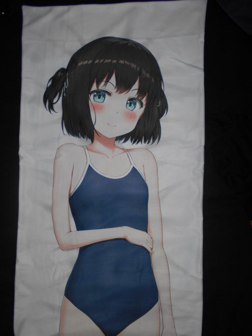 前にお仕事で描いた抱き枕カバー届いてた..! 