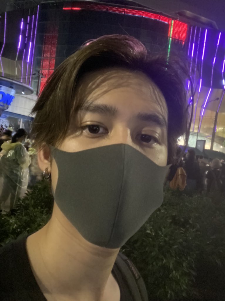 WanaroonKandis's tweet photo. ห้าแยกลาดพร้าว ปลอดภัยดี กำลังแยกย้ายกันกลับครับ #ม็อบ17ตุลา https://t.co/jsiILb6ZQl