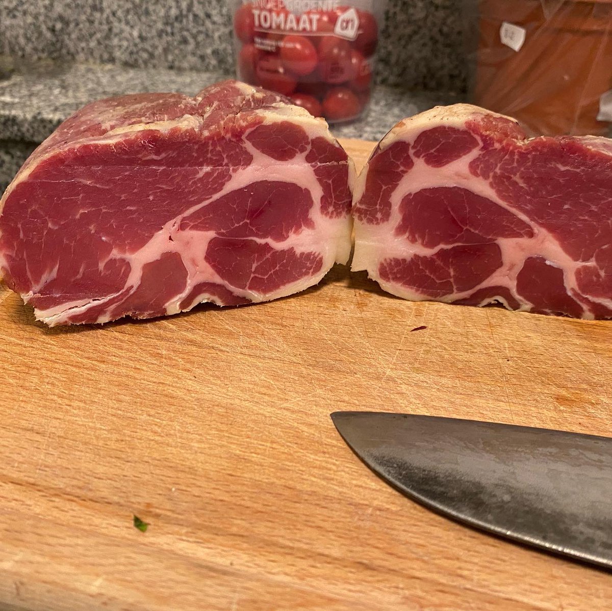 AntoonKanis's tweet photo. Een geslaagd #coronaproject, al zeg ik het zelf: Zelfgemaakte coppa en pancetta.
Meer foto’s op insta: https://t.co/myM3JYj7jI https://t.co/YxdgTilGVB