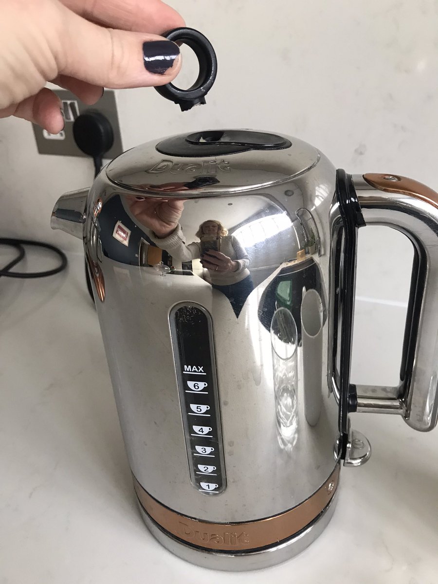 MMagsondesign's tweet photo. Well I was going to make a cuppa but now I can’t open the kettle! @DualitLtd can I get a new lid? Nothing else wrong with my kettle and I do love it (and a brew!) #brokenkettle #baddesign https://t.co/ssiPmP7zEq