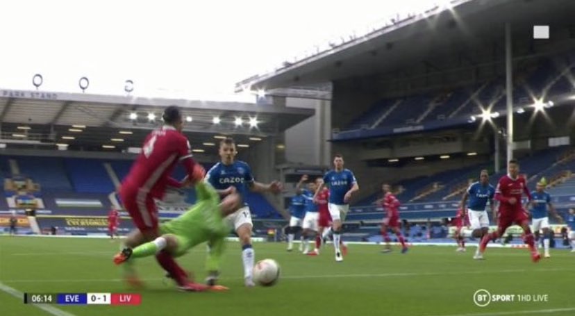 Watch_LFC's tweet photo. Apparently as long as the player you flying, double footed, scissor kick in leg is offside it’s not a foul. https://t.co/2SBXwdFQQI