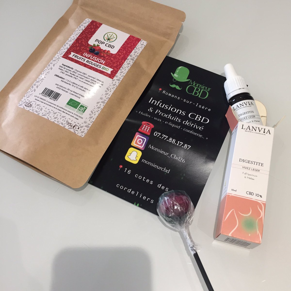 Je suis tombée fortuitement dans ma ville sur un magasin de #CDB qui venait juste d’ouvrir. Alors voilà mes achats : tisane et huile essentielle. J’ai même eu le droit à une sucette #endometriose #adenomyose