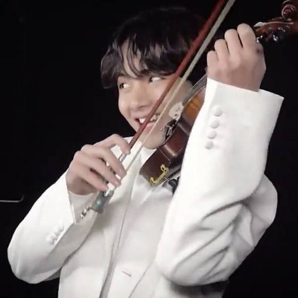 how can someone be that tiny when playing violin