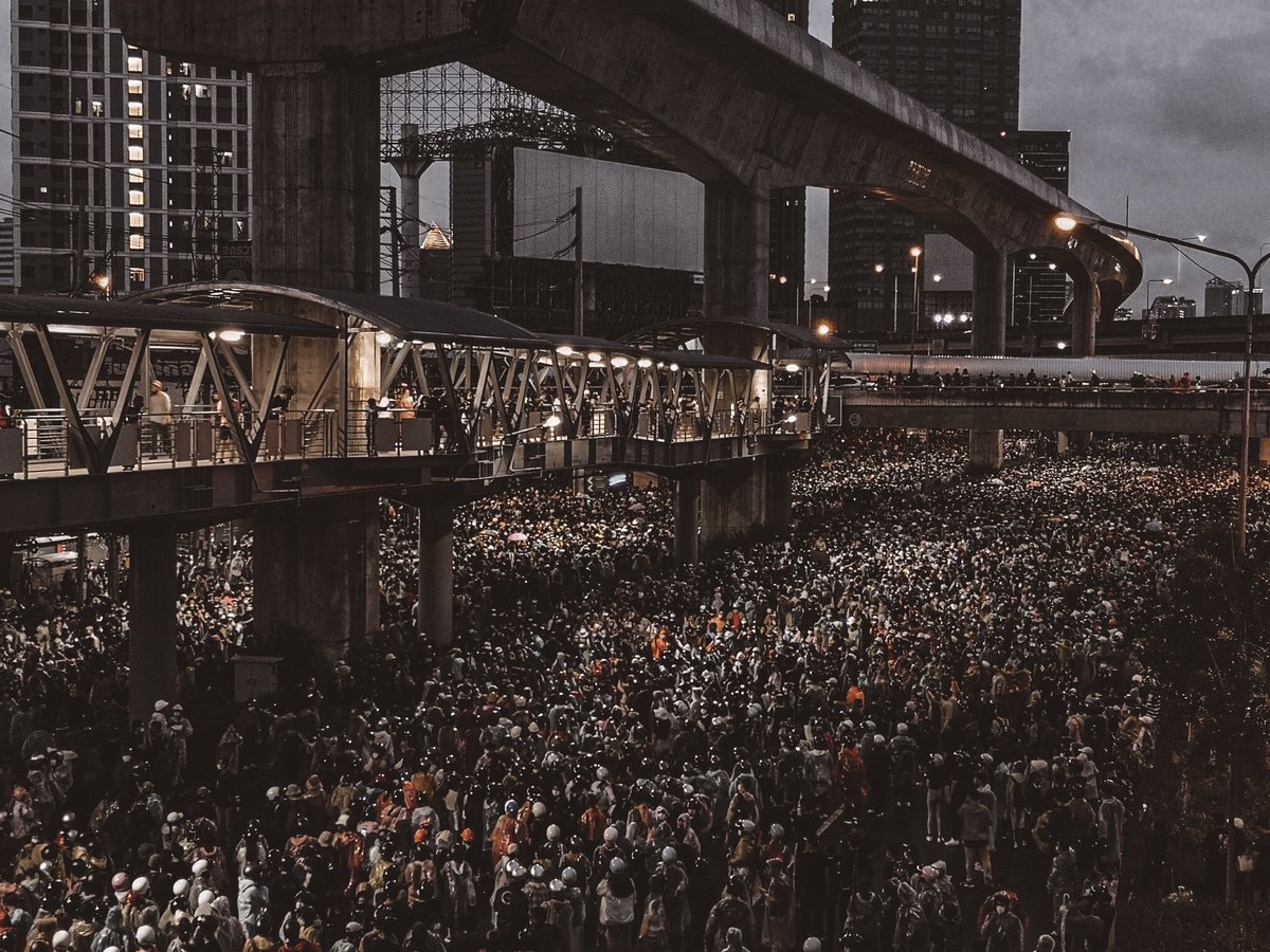 แก ภายในไม่กี่ชม เราได้คนมาช่วยกันขนาดนี้ แล้วที่สำคัญ ซูมเข้าไป ทุกคนมีหมวกกันน็อค พวกเธอสุดยอดมากเลยเว้ยยย นี่มือสั่นมากกก  😭😭😭😭😭 #ม็อบ17ตุลา