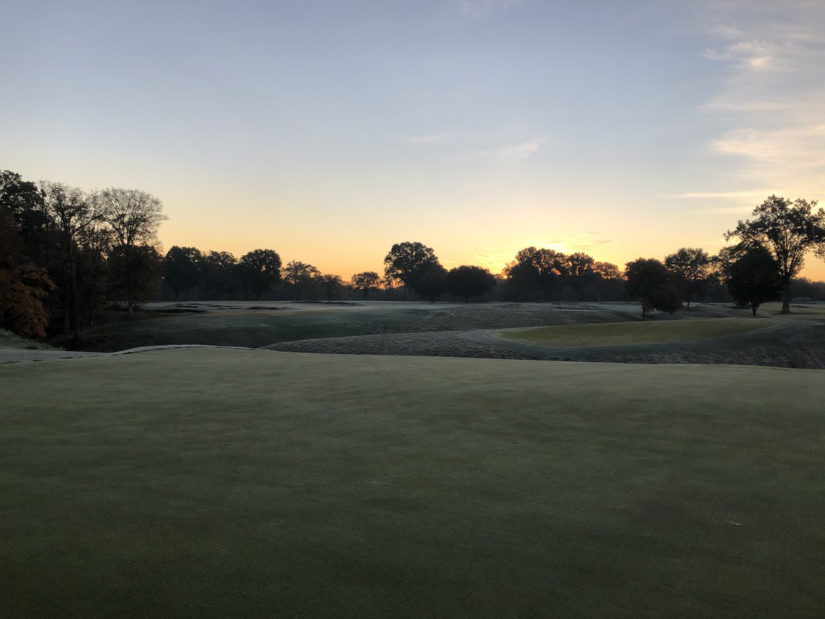 DjLaw308's tweet photo. Frost covers the entire golf course this morning. Opening will be delayed until 930. Please check in with the golf staff for any updated tee times @HydeParkCC https://t.co/yE7oftGwYI