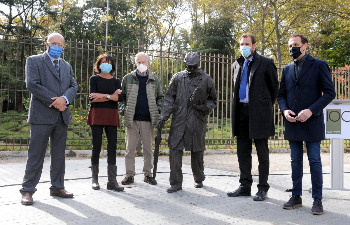 jcyl's tweet image. 📖 La Junta de #CastillayLeón rinde homenaje a Miguel Delibes con el descubrimiento de una escultura del escritor en #Valladolid en el centenario de su nacimiento 
comunicacion.jcyl.es/web/jcyl/Comun… 
@MiguelFundacion #CentenarioDelibes