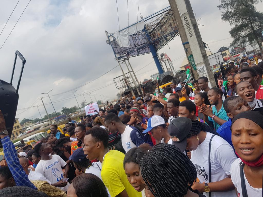 meechelle_'s tweet photo. #ONITSHAPRAYS
#EndBadGovernmentinNIGERIA 
#EndSARS https://t.co/w9RKTq4oFO