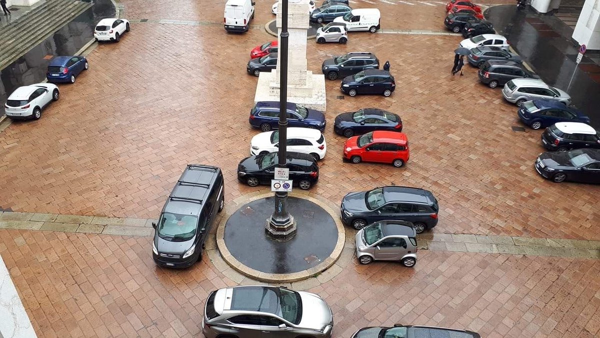 #monopattiny

PS / per i non milanesi: si tratta di piazza Affari e c'è divieto di sosta in tutta la piazza