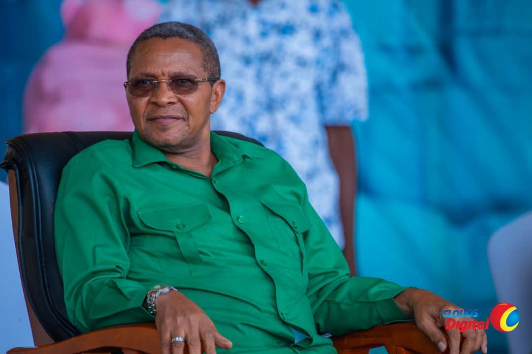 CloudsMediaLive's tweet photo. Tayari Mgeni Rasmi Rais Mstaafu wa Jamhuri ya Muungano wa Tanzania Mh Jakaya Mrisho Kikwete amewasili Viwanja vya Mbagala Zakhiem kwenye tukio adhimu la kijana @ibraah_tz #CHINGADAY
Cc @SayonaTanzania https://t.co/dgOhFpYib4