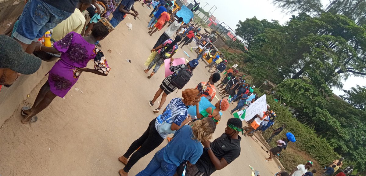 _oluwacoded's tweet photo. Live at sango ota @Biisi96 @mrmacaroni @pamilerin @AishaYesufu @Elcrucifixio @currentiyke @crazeclown @SavvyRinu @fkabudu #Sangoprotest #Otaprotest #EndSARS #ENDBADGOVERNANCE https://t.co/uEg6NvKzAV