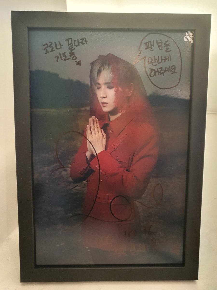 Praying that Corona ends"Please let me meet my fans"*Love's signature*20.10.16 Park Galbi (his dog)(I can't read what it says is the very bottom right corner) :/