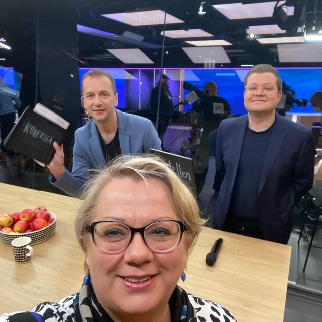 Yle aamun Viimeinen sana tänään. Puolet kysymyksistä jäi kuulemma kysymättä - vaan oltais me Robertin kans niihinkin veistelty vastaukset 🌞Ehdittiin lausua yhteisesti, et tiedetoimittajat ja politiikan toimittajat vois enemmän puhua keskenään <a href="/heikkivalkama/">Heikki Valkama</a> <a href="/RobertSundman/">robert sundman</a>