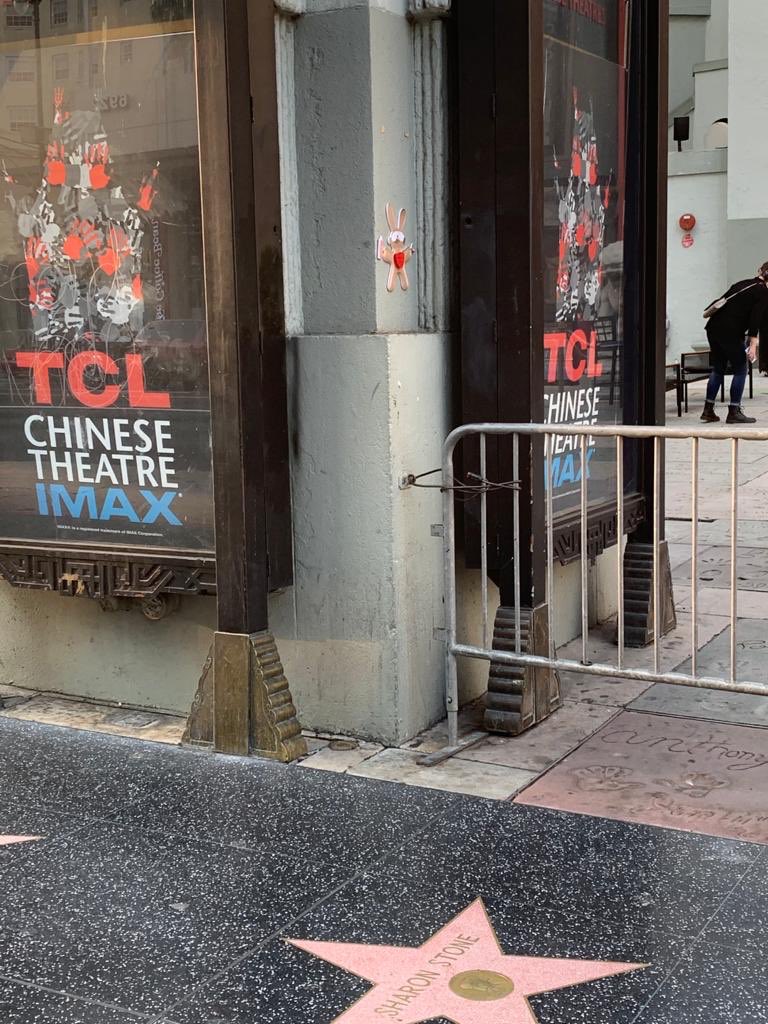 ChampopG's tweet photo. Notre artiste @misterLucaT continue de faire voyager son personnage #lulu28 le lapin graffeur au grand cœur à travers le monde. Cette fois c’est sur #hollywood qu’il s’est posé https://t.co/082KMllQPC
