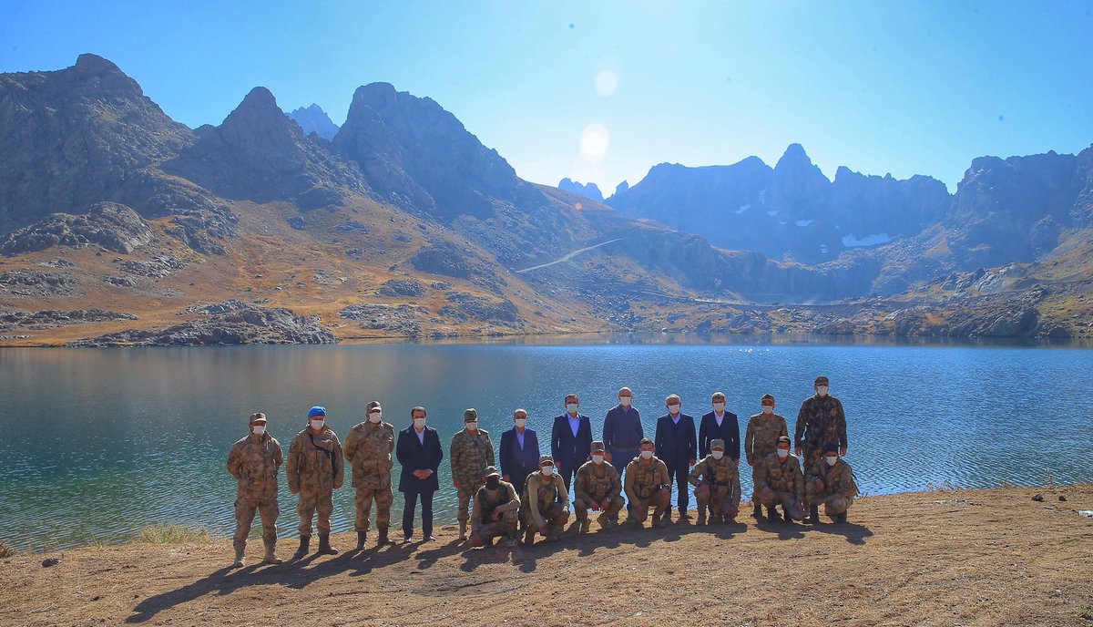 Birilerinin teröristleriyle hayali, burada kahve içmekmiş... 

3300 metrede, Göllerbaşı Sat Buzul Gölleri'nde, ay yıldızlı bayrağımızın gölgesinde, huzurla kahvemizi içiyoruz.
Allah’a şükürler olsun...