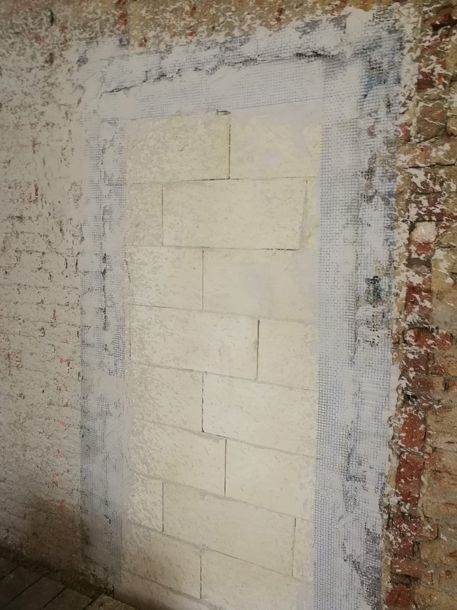 12/ Render work has started on the main walls.