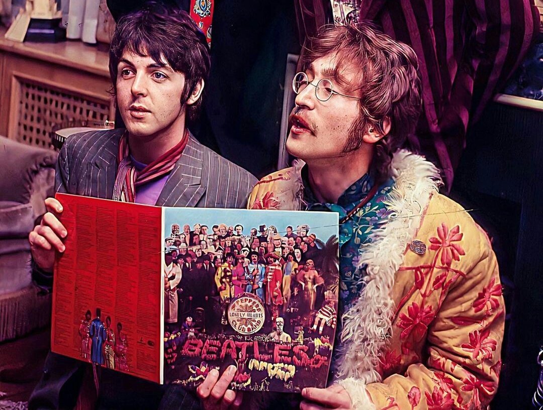 Paul McCartney ve John Lennon güzel bir haftasonu diler.