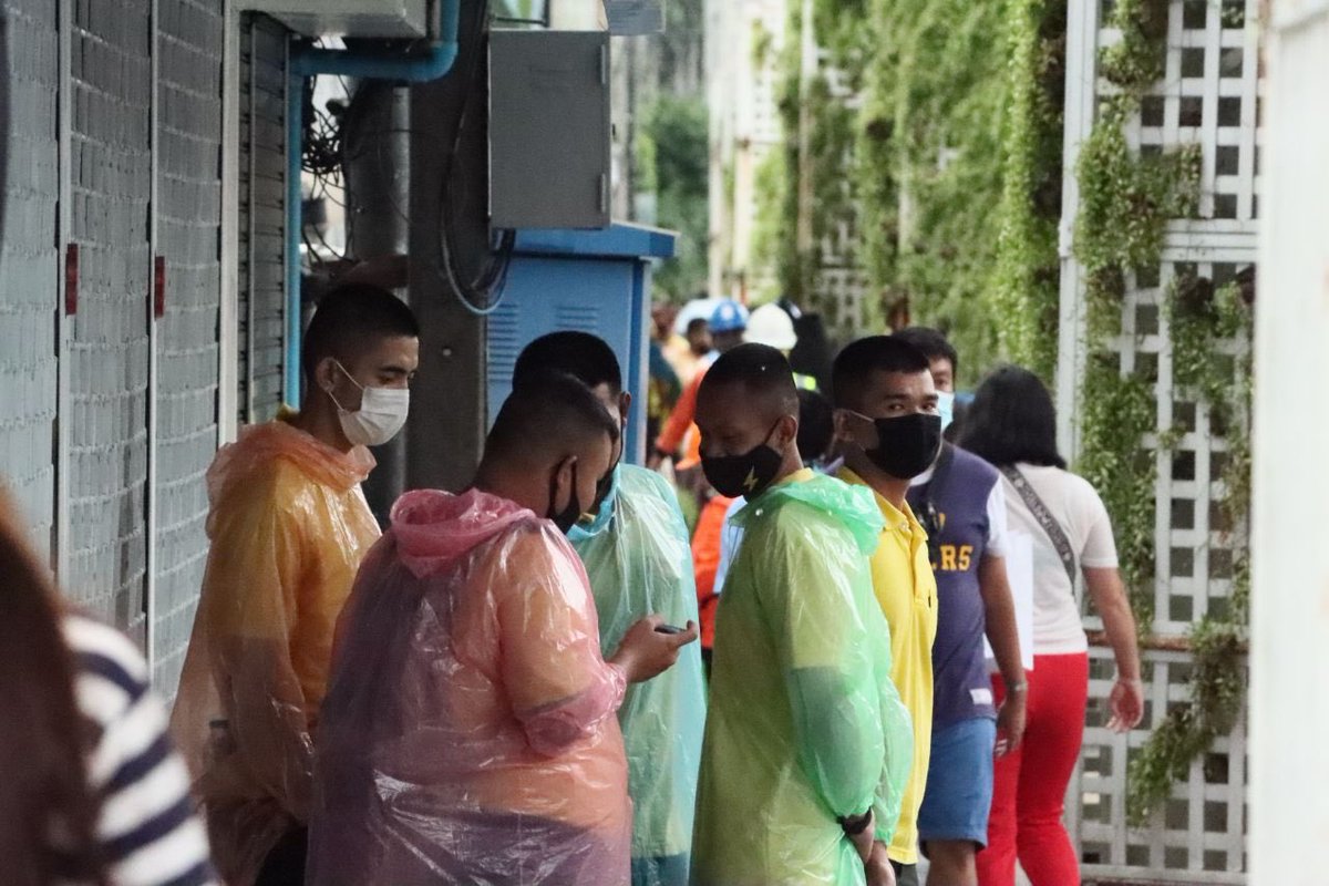 iLawFX's tweet photo. 14.56 พบกลุ่มคนใส่เสือเหลืองผมเกรียน 12 คน เดินเรียงแถวไปรวมกันตรงข้ามวังสระปทุม และด้านหน้าห้างสยามดิสทางออกข้างวังสระปทุม 

#ม็อบ17ตุลา https://t.co/QYuPXxfKyD